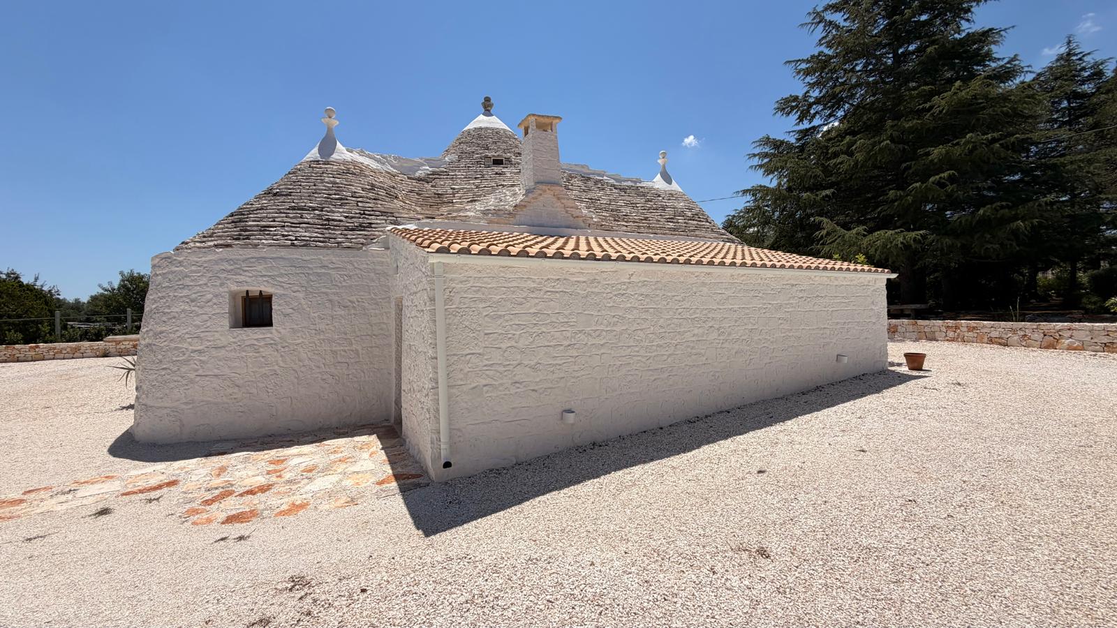 Trulli Comunicanti, Restaurati con Antico Camino, Ulivi Secolari.